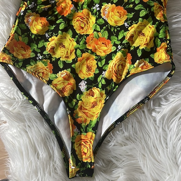 Very cute summery Bodysuit from Zara - Size M - Picture 3 of 4